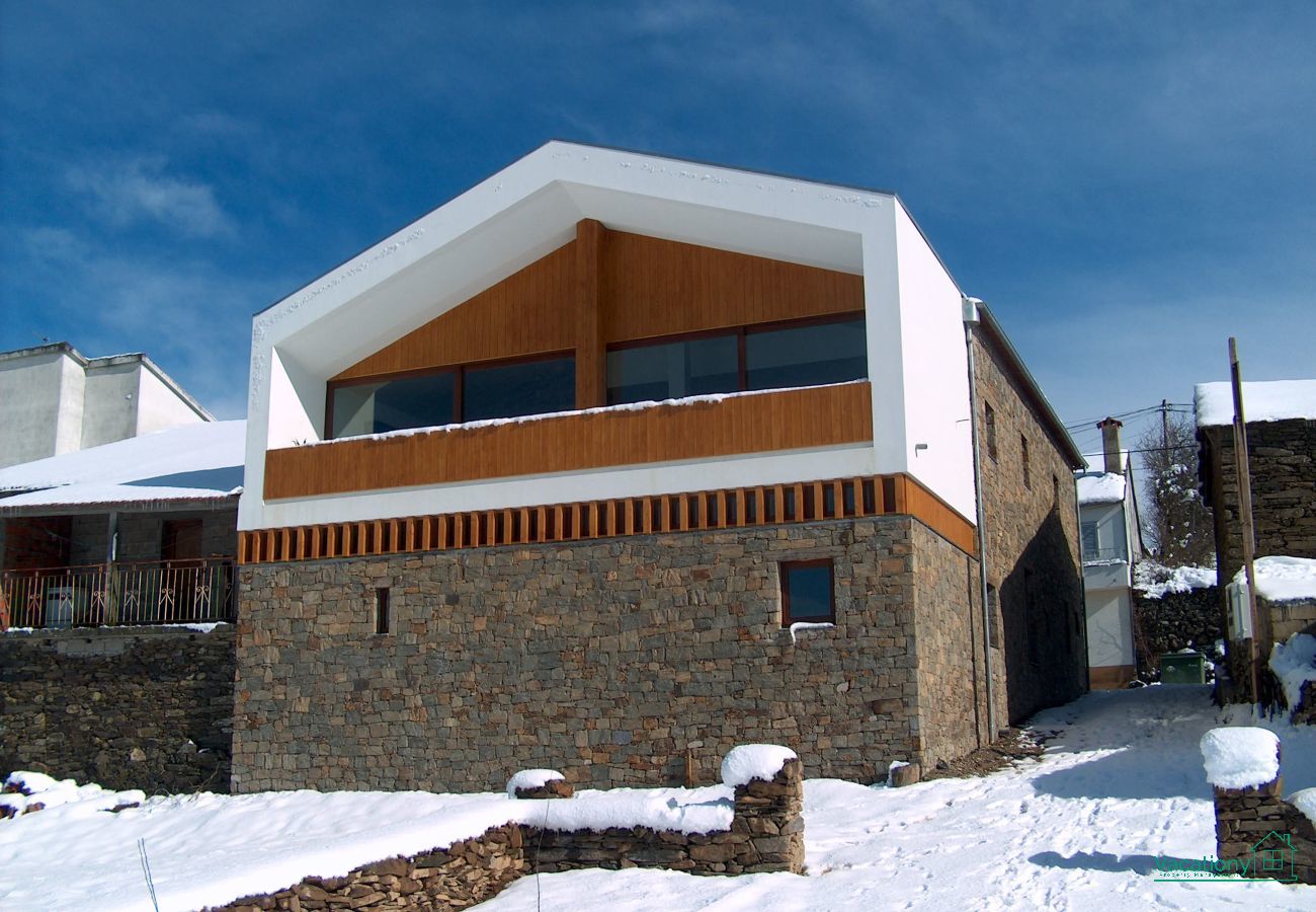 Rent by room in Braganza - CASA LUIS GONZAGA - S. HELENA ROOM by VACATIONY