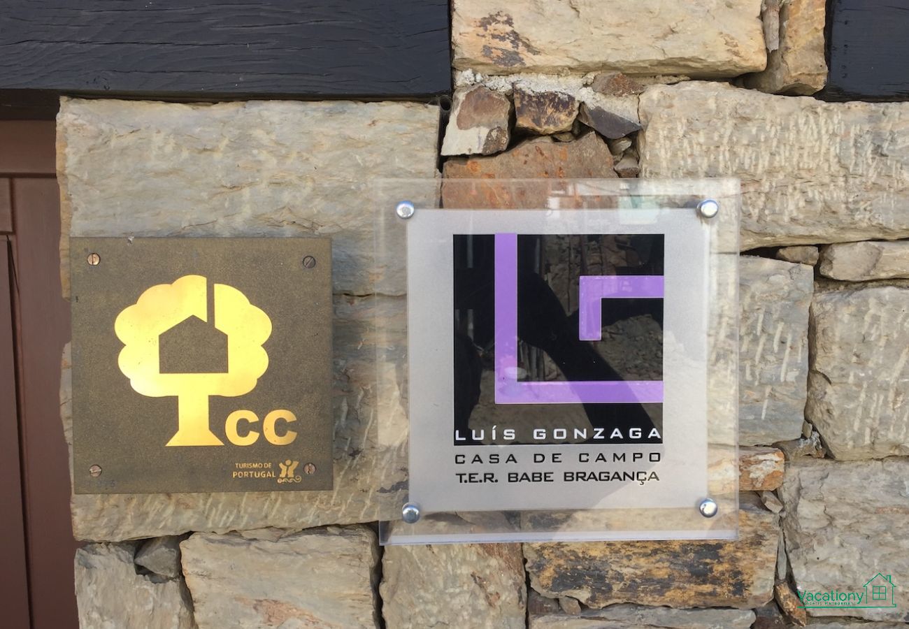 Rent by room in Braganza - CASA LUIS GONZAGA - S. HELENA ROOM by VACATIONY