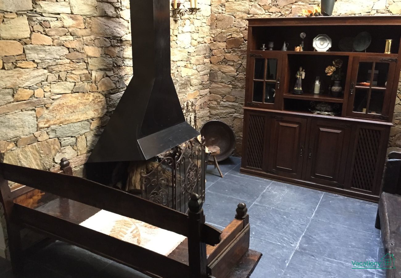 Rent by room in Braganza - CASA LUIS GONZAGA - S. HELENA ROOM by VACATIONY