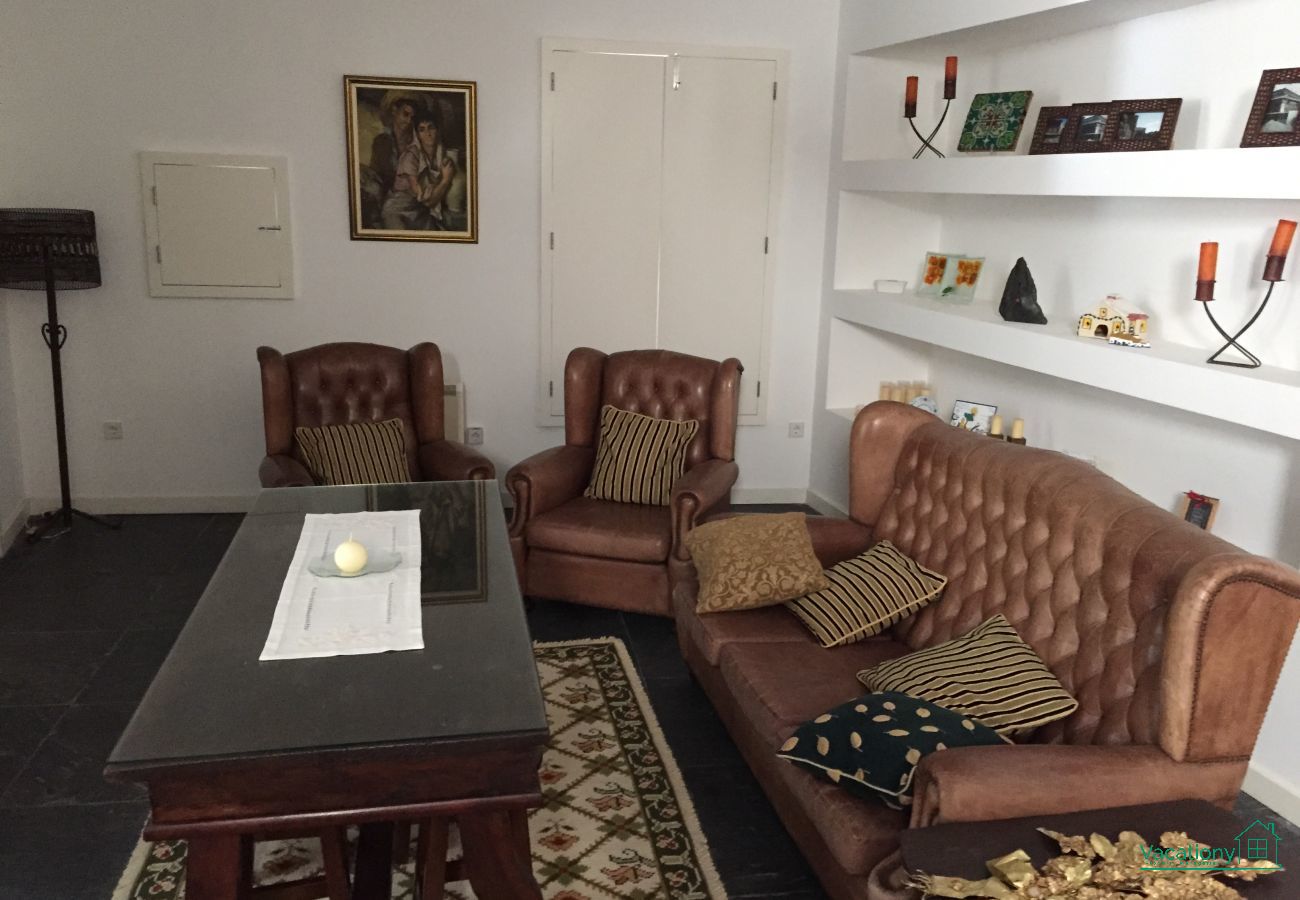 Rent by room in Braganza - CASA LUIS GONZAGA - S. HELENA ROOM by VACATIONY