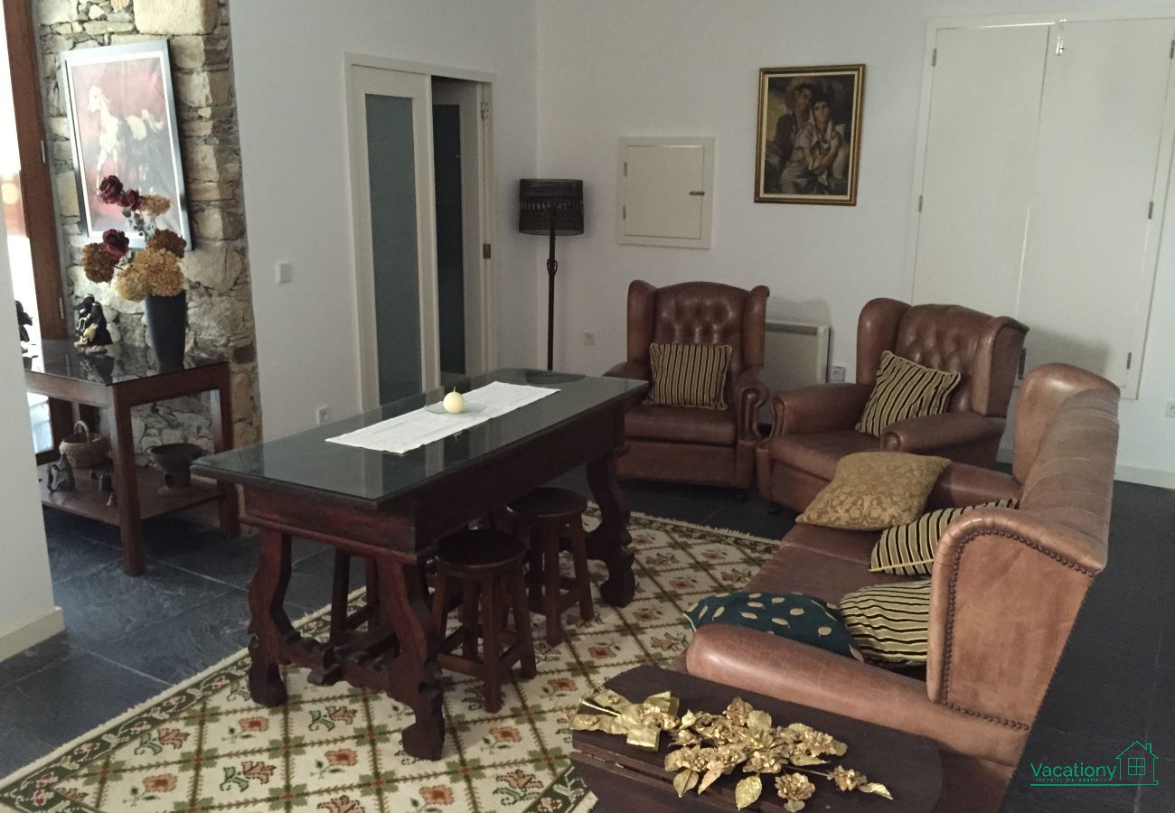 Rent by room in Braganza - CASA LUIS GONZAGA - S. HELENA ROOM by VACATIONY