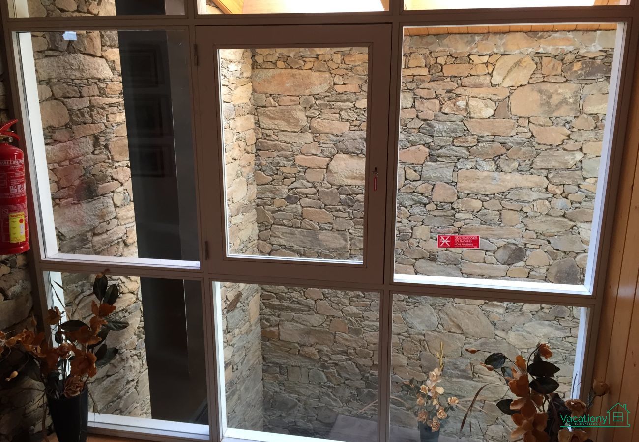 Rent by room in Braganza - CASA LUIS GONZAGA - S. HELENA ROOM by VACATIONY
