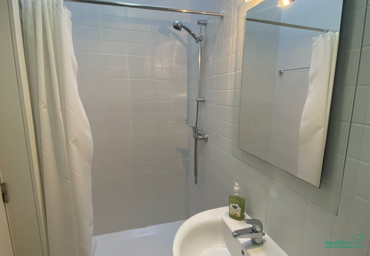 Rent by room in Braganza - CASA LUIS GONZAGA - S. HELENA ROOM by VACATIONY