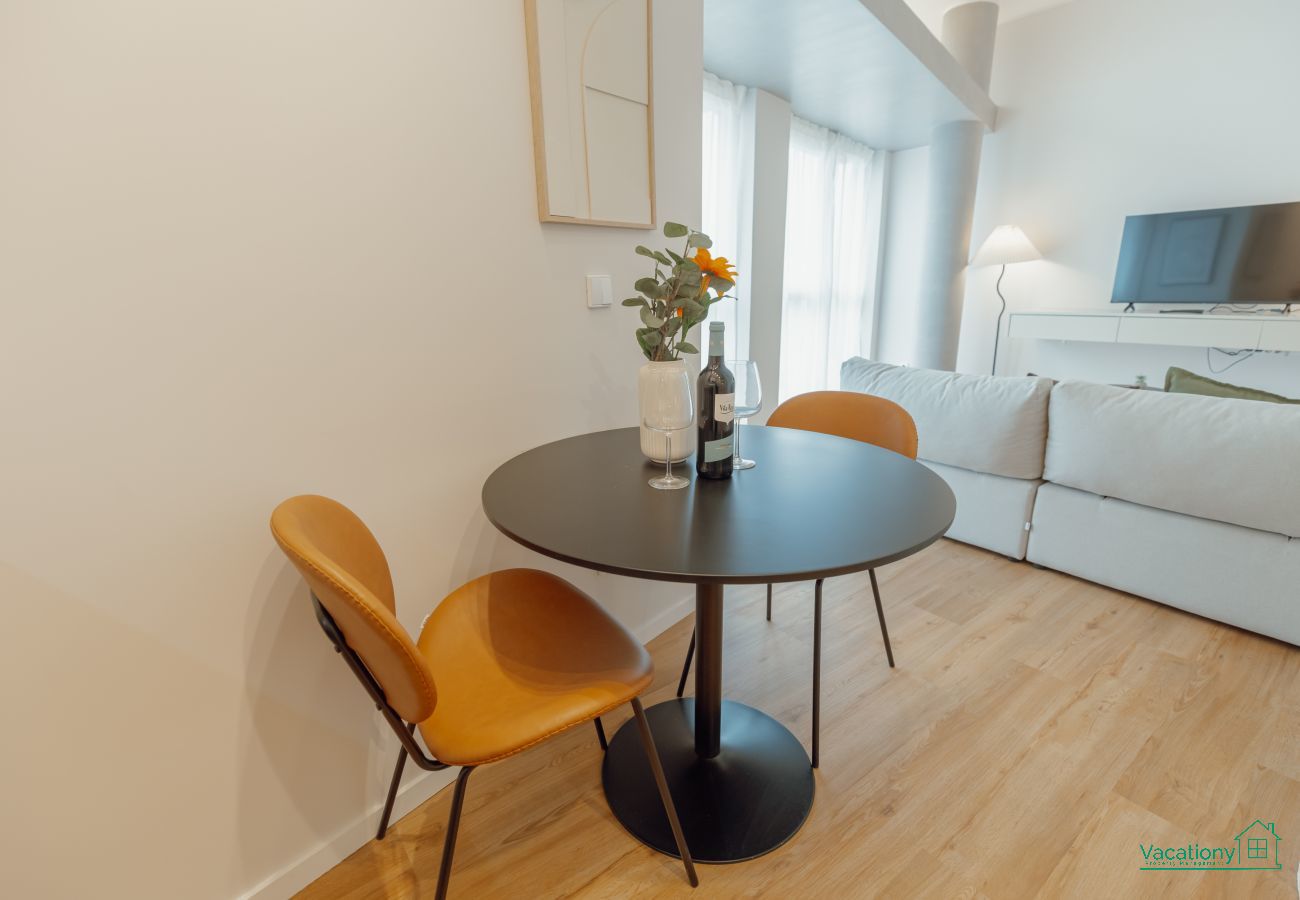 Apartment in Porto - BRIGHT WINDOW APARTMENT by VACATIONY