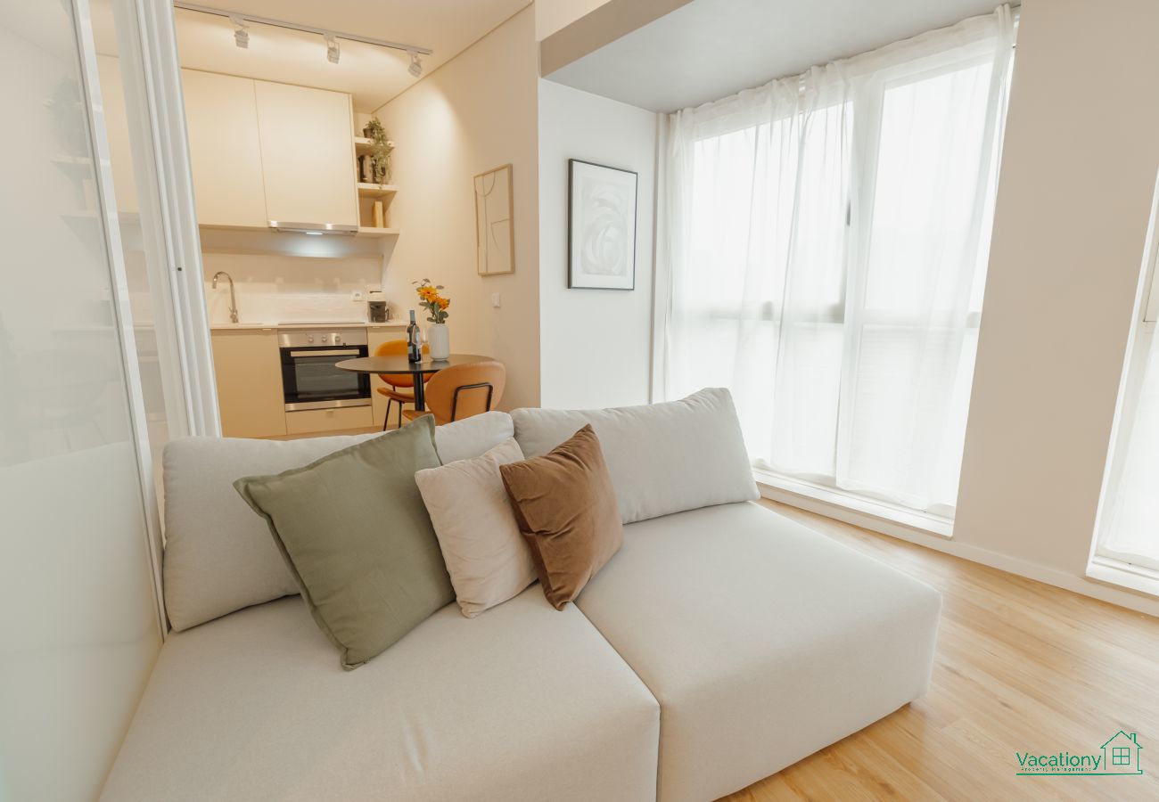 Apartment in Porto - BRIGHT WINDOW APARTMENT by VACATIONY