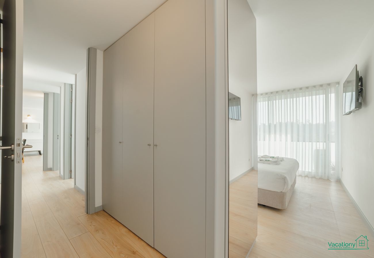 Apartment in Porto - AMAZING RIVERVIEW APARTMENT w/ POOL by VACATIONY