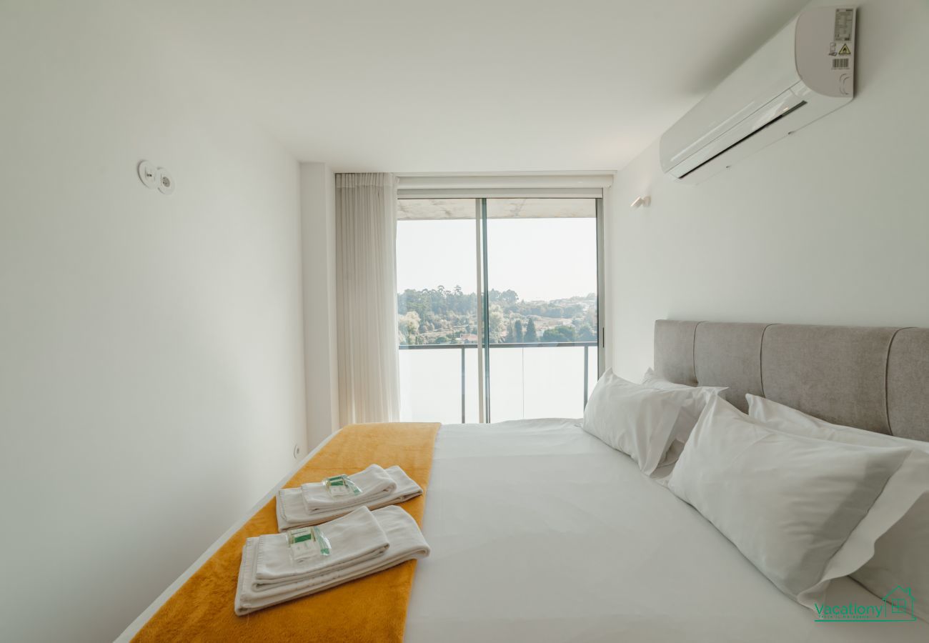 Apartment in Porto - AMAZING RIVERVIEW APARTMENT w/ POOL by VACATIONY