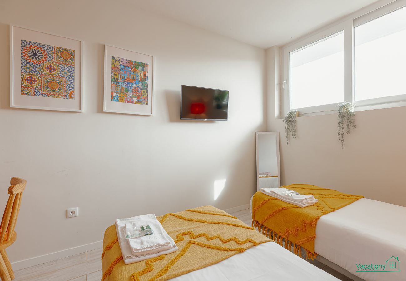 Studio in Porto - COLORFUL STUDIO 2 MUNICIPAL POOL by VACATIONY