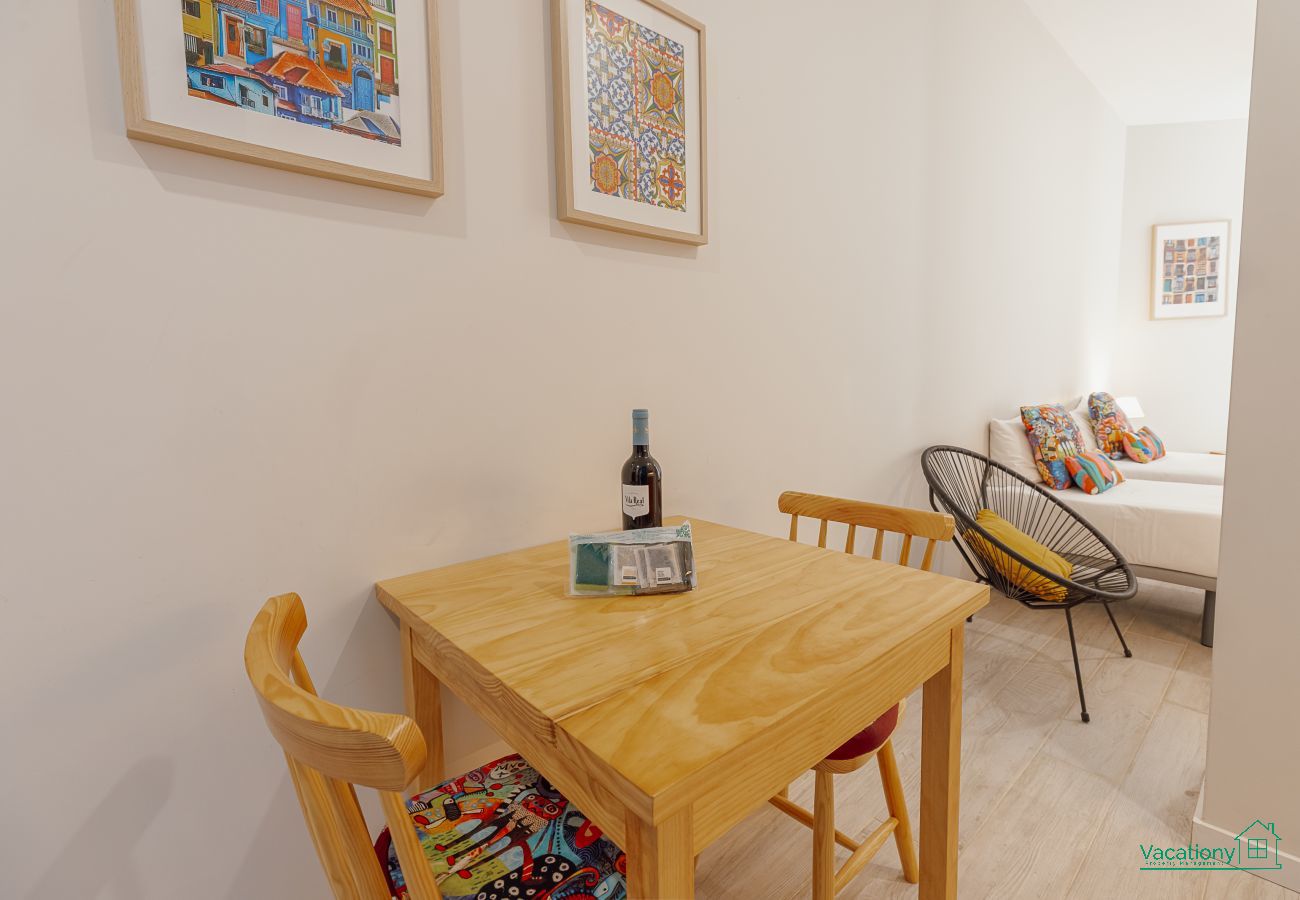 Studio in Porto - COLORFUL STUDIO 4 MUNICIPAL POOL by VACATIONY